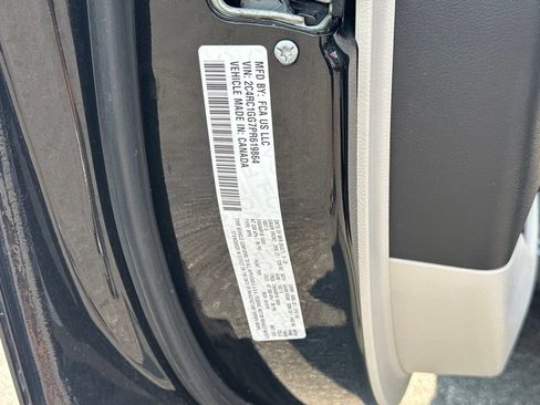 Used 2023 Chrysler Pacifica Limited FWD image 43