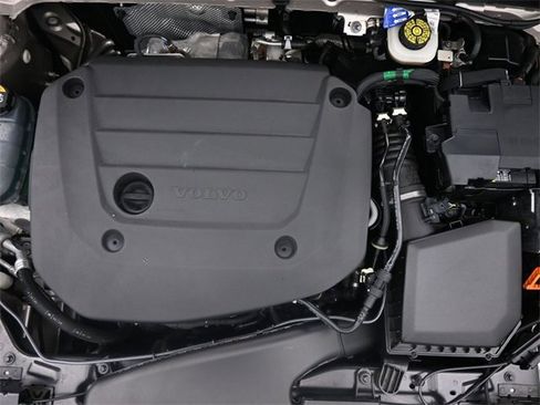 Used 2024 Volvo XC40 B5 Plus w/ Protection Package Premier image 34