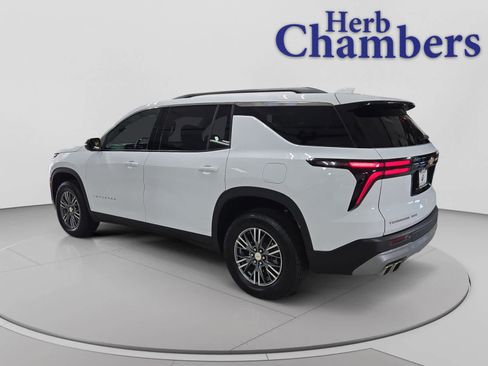 Used 2025 Chevrolet Traverse LT AWD/4WD image 3