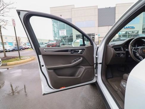 Used 2018 Porsche Macan Base image 30