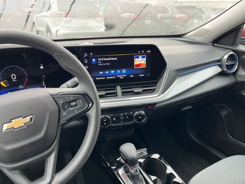 Used 2025 Chevrolet Trax LT image 18