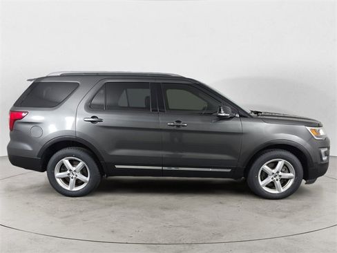 Used 2017 Ford Explorer XLT w/ Equipment Group 202A image 6