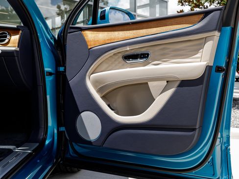 New 2025 Bentley Bentayga Extended Wheelbase image 40