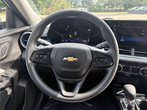 Used 2025 Chevrolet Trax LT FWD image 7