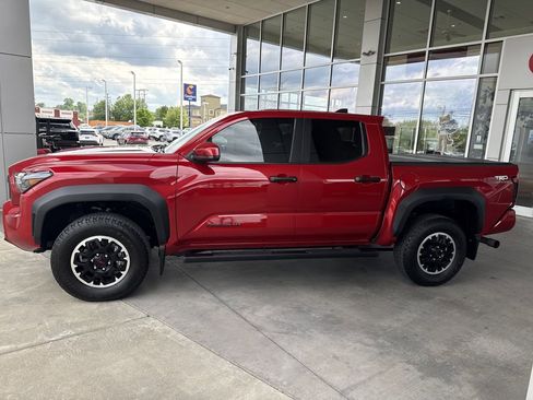 Certified 2025 Toyota Tacoma TRD Off-Road AWD/4WD image 8