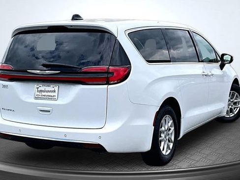 Used 2023 Chrysler Pacifica Touring-L FWD image 6