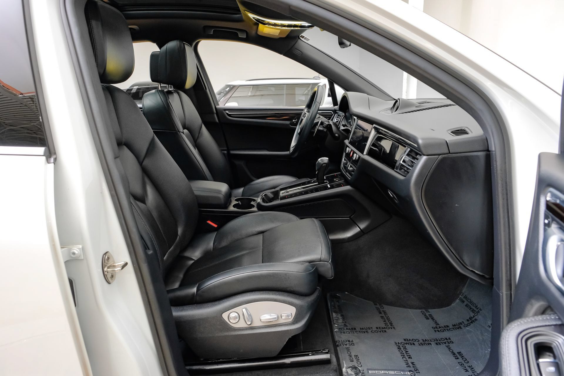Used 2024 Porsche Macan w/ Premium Plus Package AWD/4WD image 35