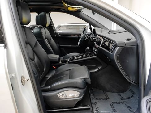 Used 2024 Porsche Macan w/ Premium Plus Package AWD/4WD image 35