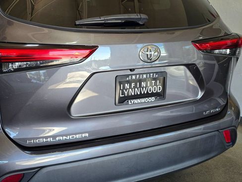 Used 2022 Toyota Highlander LE AWD/4WD image 28