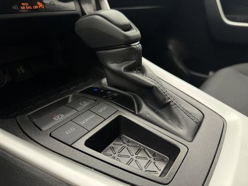 Used 2025 Toyota RAV4 XLE FWD image 19