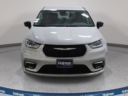 Used 2024 Chrysler Pacifica Limited FWD image 3