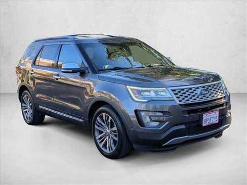 Used 2017 Ford Explorer Platinum image 3