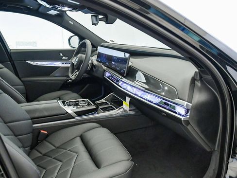 New 2026 BMW 750e xDrive image 18