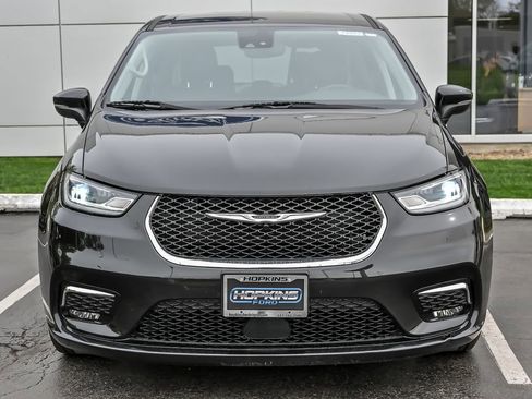 Used 2023 Chrysler Pacifica Touring-L FWD image 4