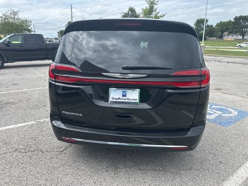 New 2025 Chrysler Pacifica Select w/ Uconnect Theater Family Group image 28