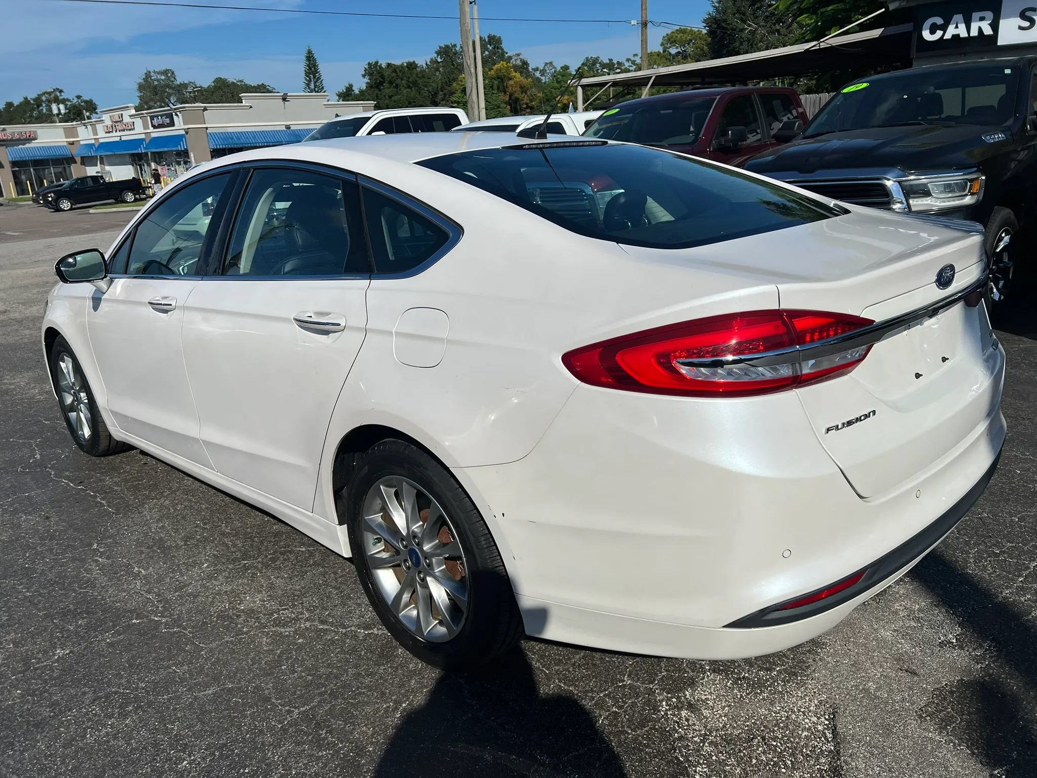 Used 2017 Ford Fusion SE w/ Fusion SE Technology Package FWD image 7