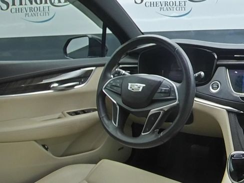 Used 2017 Cadillac XT5 FWD image 16