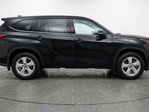 Used 2025 Toyota Highlander LE image 11