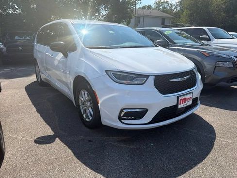 Used 2025 Chrysler Pacifica Select FWD image 3