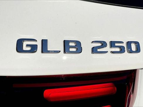 Used 2025 Mercedes-Benz GLB 250 4MATIC image 33
