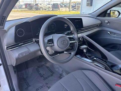 Used 2024 Hyundai Elantra SEL image 2