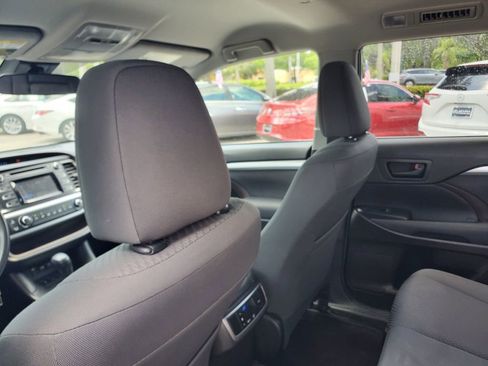 Used 2019 Toyota Highlander LE FWD image 10