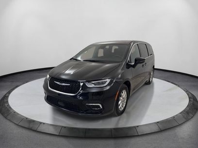 Used 2025 Chrysler Pacifica Select