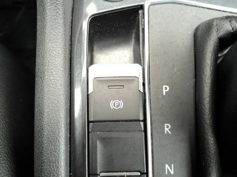 Used 2018 Volkswagen Tiguan SE w/ Panoramic Sunroof Package FWD image 48