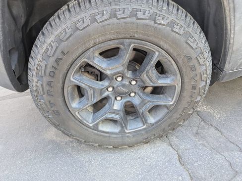 Used 2019 Jeep Cherokee Trailhawk AWD/4WD image 9