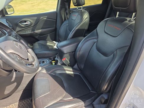 Used 2019 Jeep Cherokee Trailhawk image 7