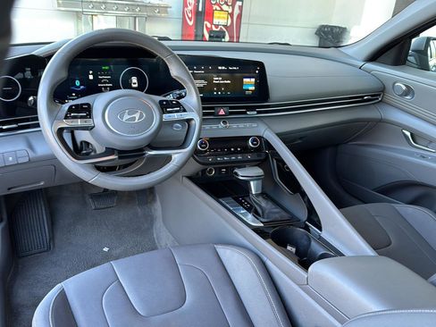 Used 2025 Hyundai Elantra SEL image 16