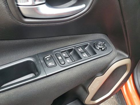 Used 2017 Jeep Renegade Latitude w/ Cold Weather Group image 10