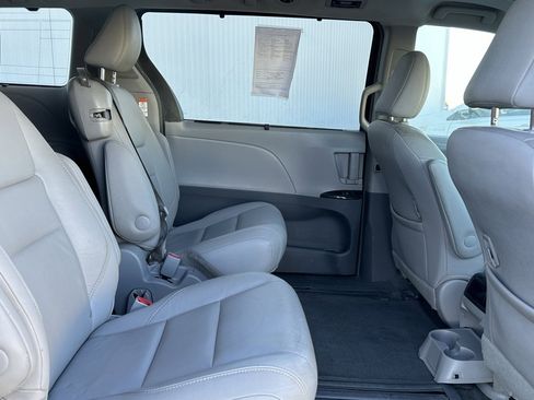 Used 2015 Toyota Sienna XLE image 16