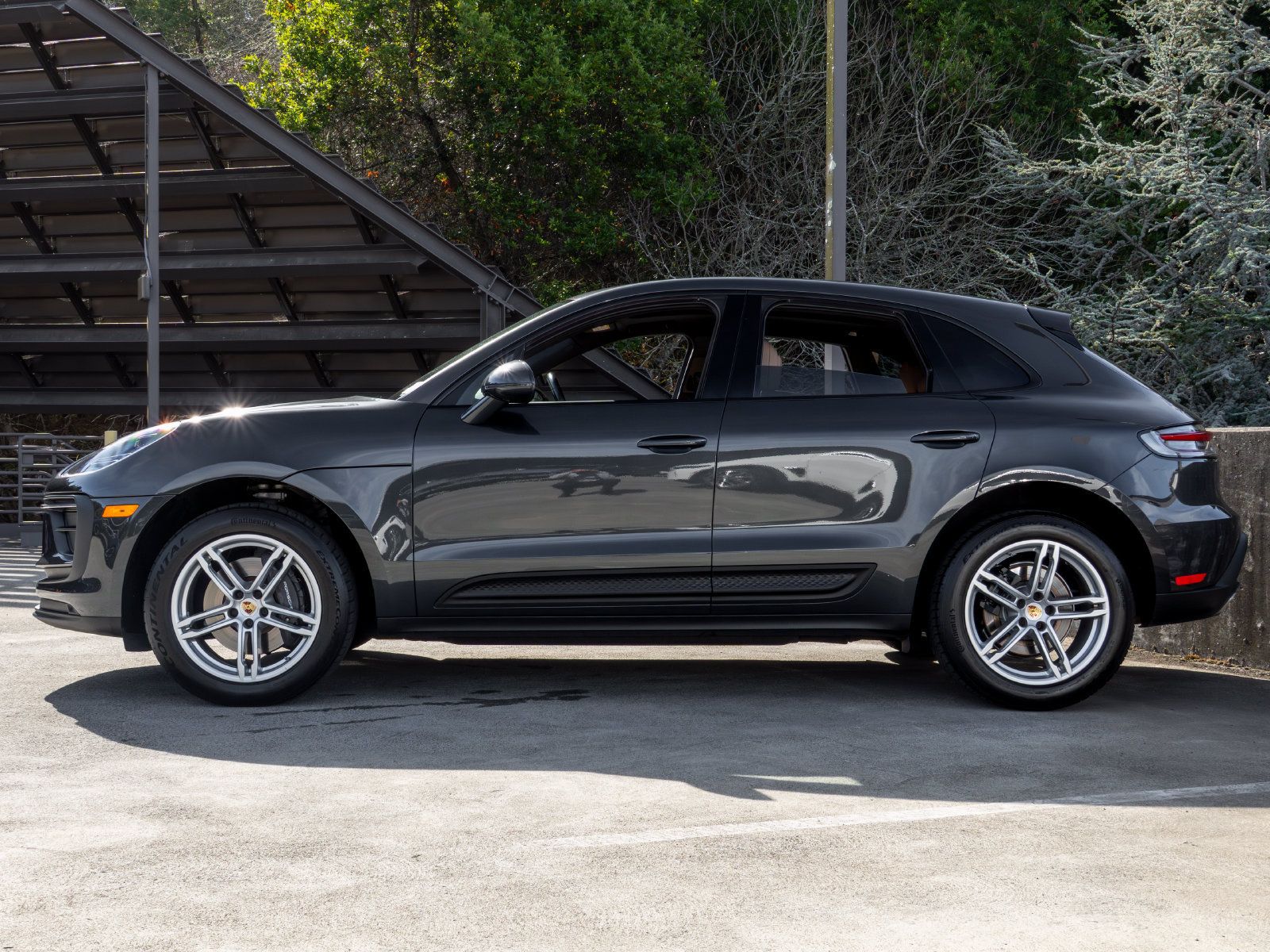 Certified 2023 Porsche Macan AWD/4WD image 2
