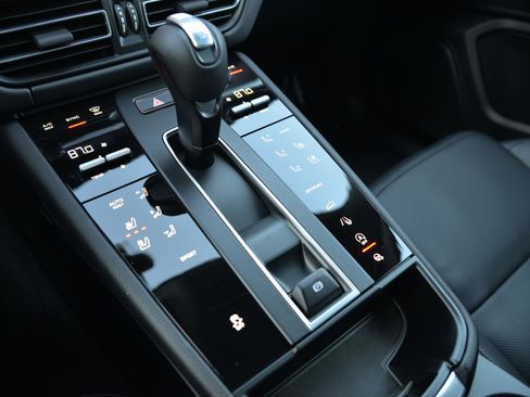 Certified 2025 Porsche Macan image 30