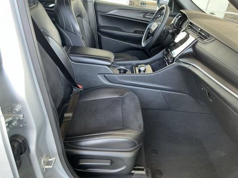 Used 2024 Jeep Grand Cherokee Altitude AWD/4WD image 21