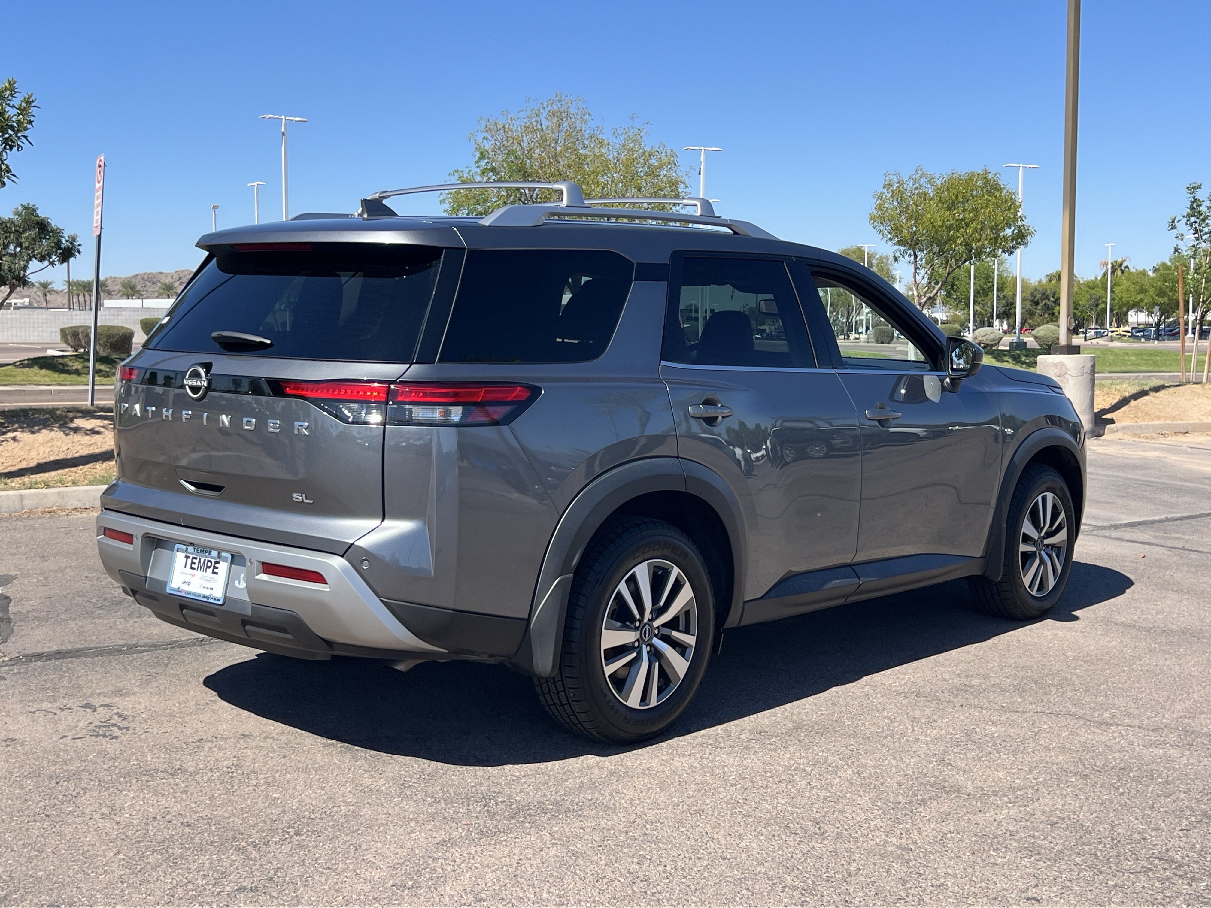 Used 2022 Nissan Pathfinder SL FWD image 5