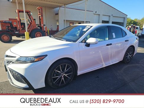 Used 2022 Toyota Camry SE image 1