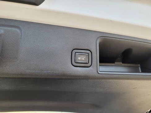 Used 2022 GMC Terrain SLE w/ Driver Convenience Package image 16