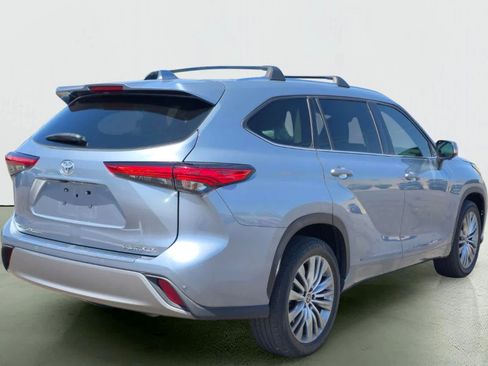 Used 2023 Toyota Highlander Platinum FWD image 6