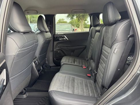 New 2025 Mitsubishi Outlander SE image 15