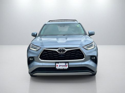 Used 2022 Toyota Highlander Platinum FWD image 2