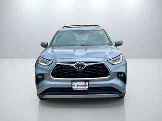 Used 2022 Toyota Highlander Platinum FWD video 2