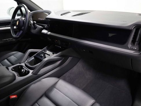 Used 2024 Porsche Cayenne image 6