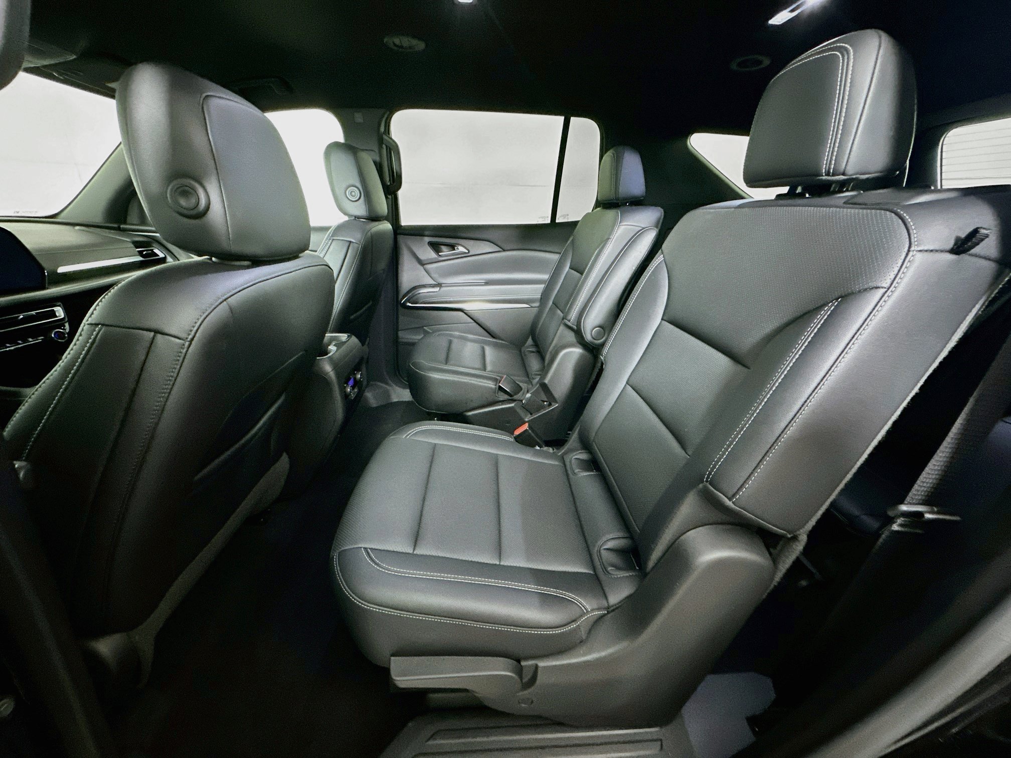 Used 2025 Chevrolet Traverse LT FWD image 28