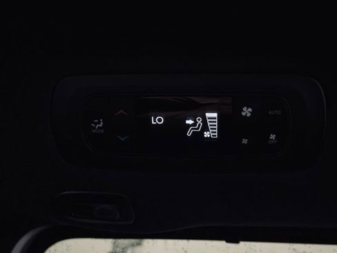 Used 2025 Chrysler Pacifica Limited FWD image 29