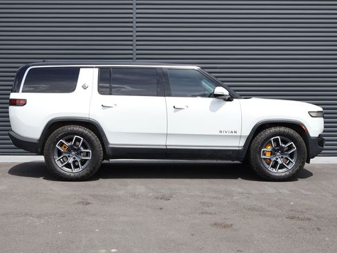 Used 2023 Rivian R1S Launch Edition image 4