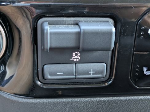 Certified 2024 Chevrolet Silverado 2500 LTZ image 30