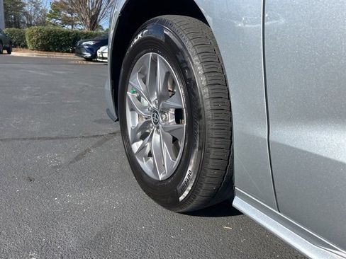 Used 2025 Toyota Sienna LE image 11