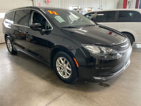 Used 2022 Chrysler Voyager LX FWD image 4